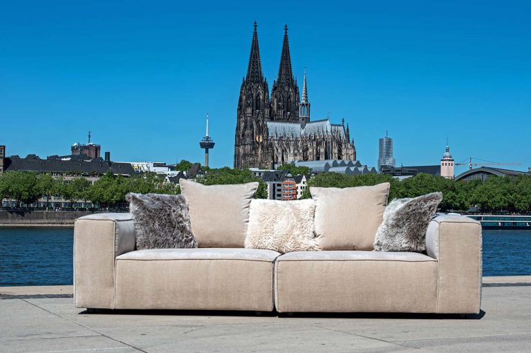 Dom mit Sofa