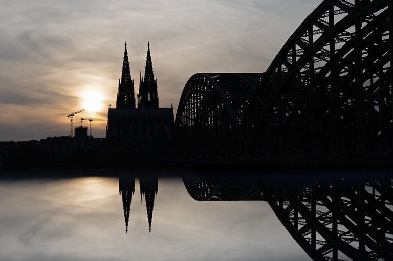 Dom mit Sonnenuntergang